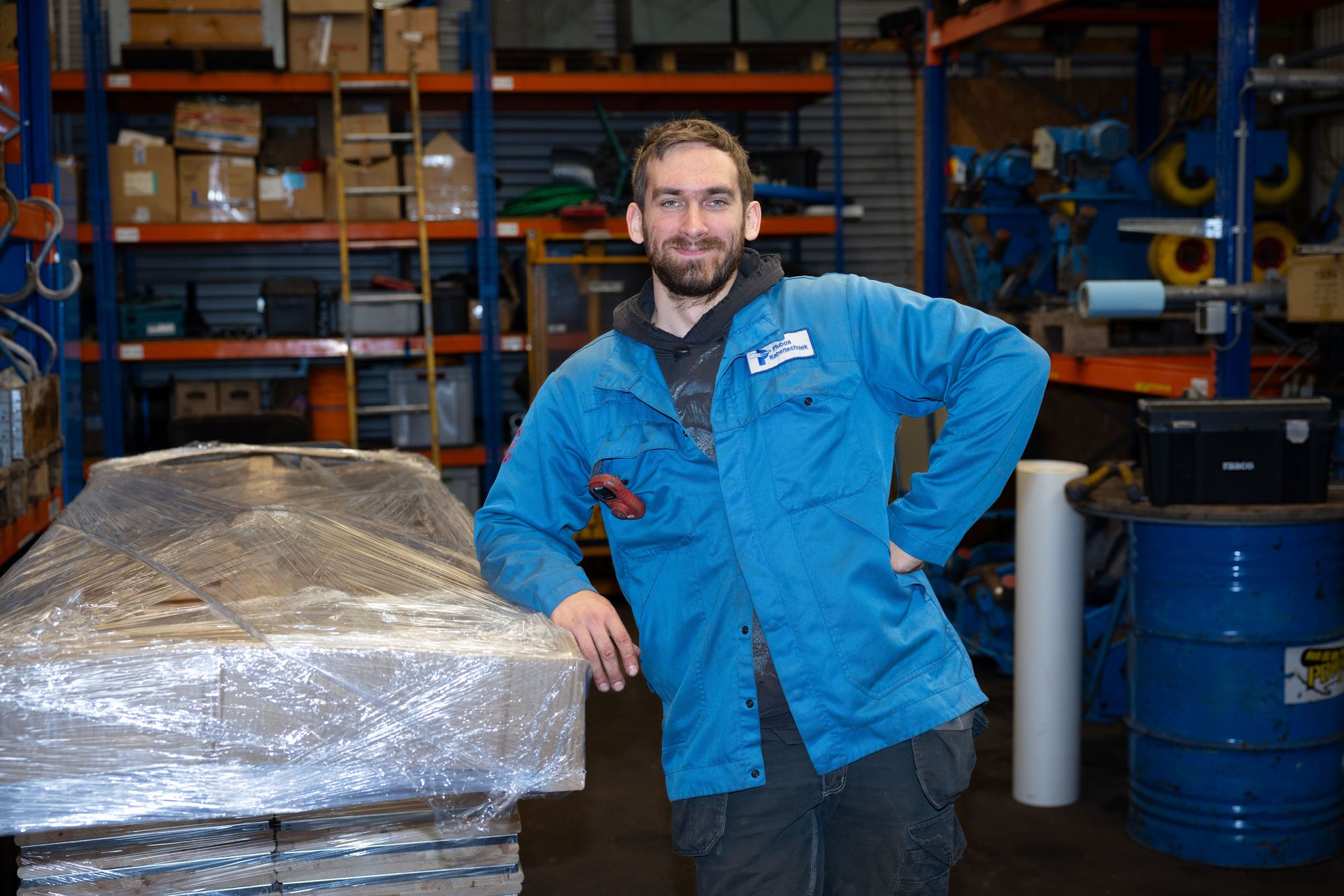Medewerker van Plubos in het magazijn bij de werkplaats
