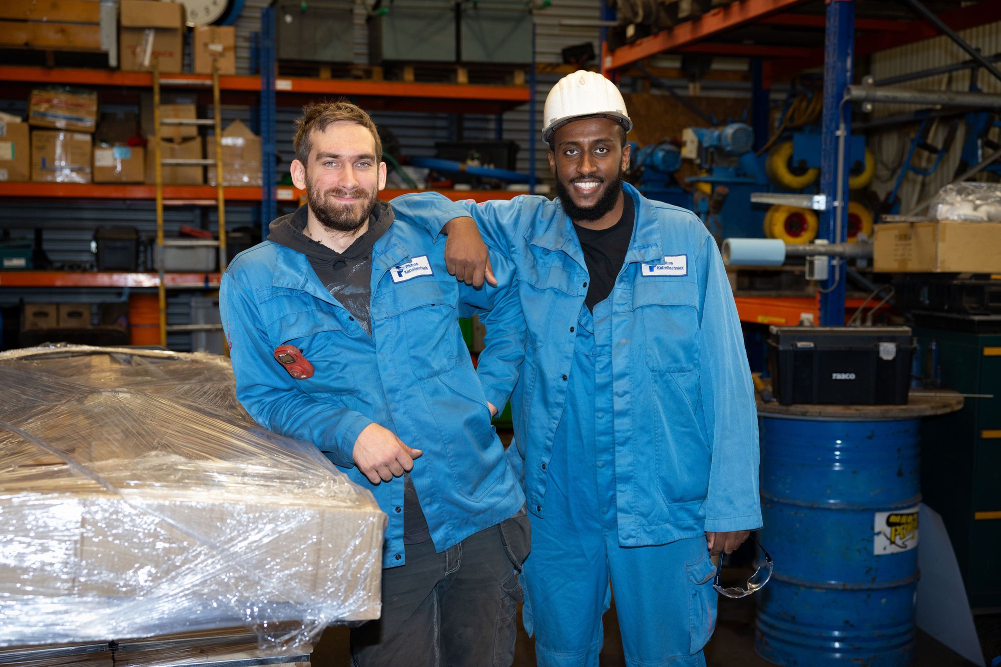 Twee medewerkers van Plubos in het magazijn