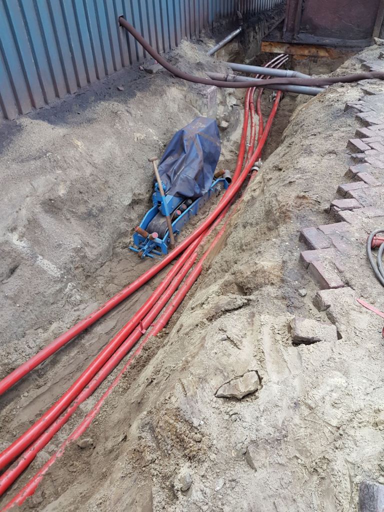 Middenspanningskabels in een sleuf naast de fabriek