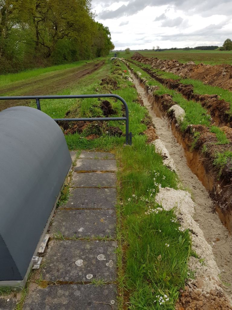 Kabeltracé langs een pad in het waterwingebied