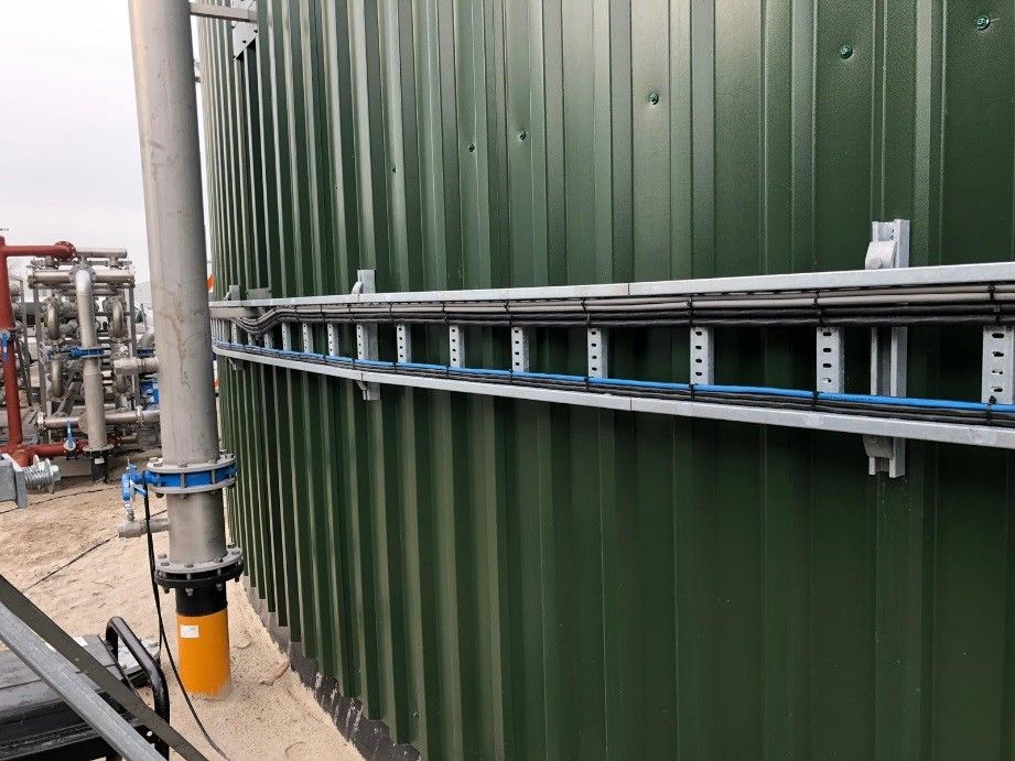 Kabelbaan langs een tank van de biogasinstallatie