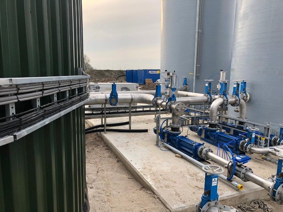 Leidingen en pompen bij de biogasinstallatie