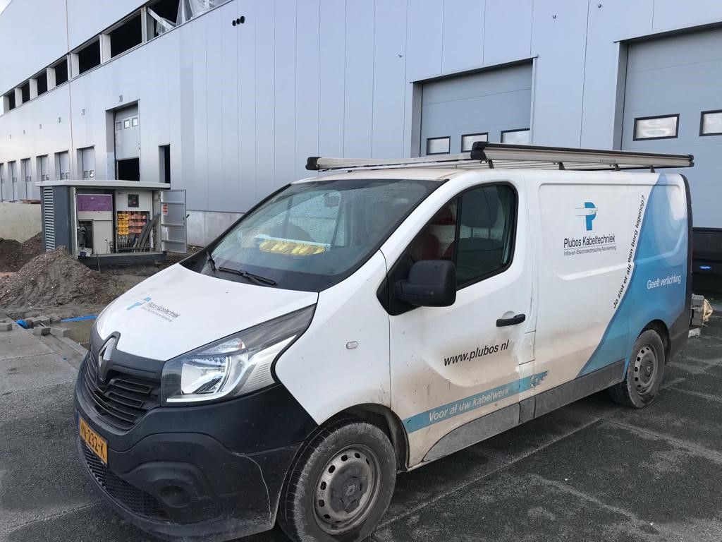 Bedrijfsbus van Plubos bij het distributiecentrum
