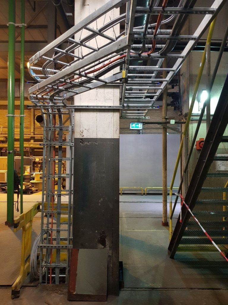 Kabelladderbanen en trap in de installatie