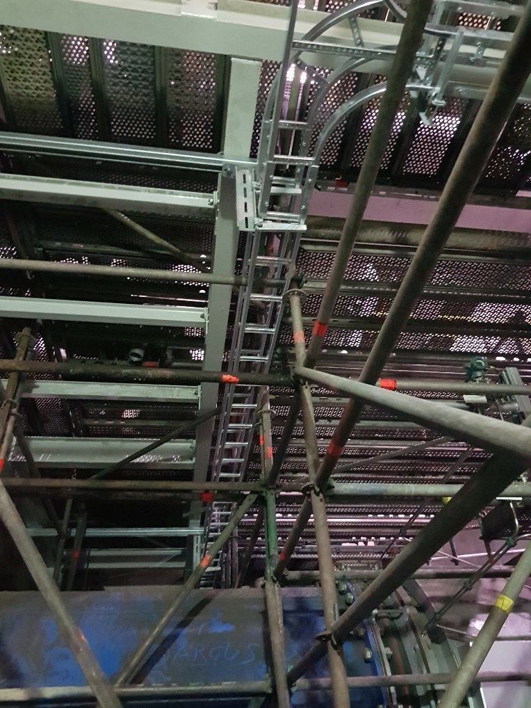 Kabelladderbanen boven de installatie