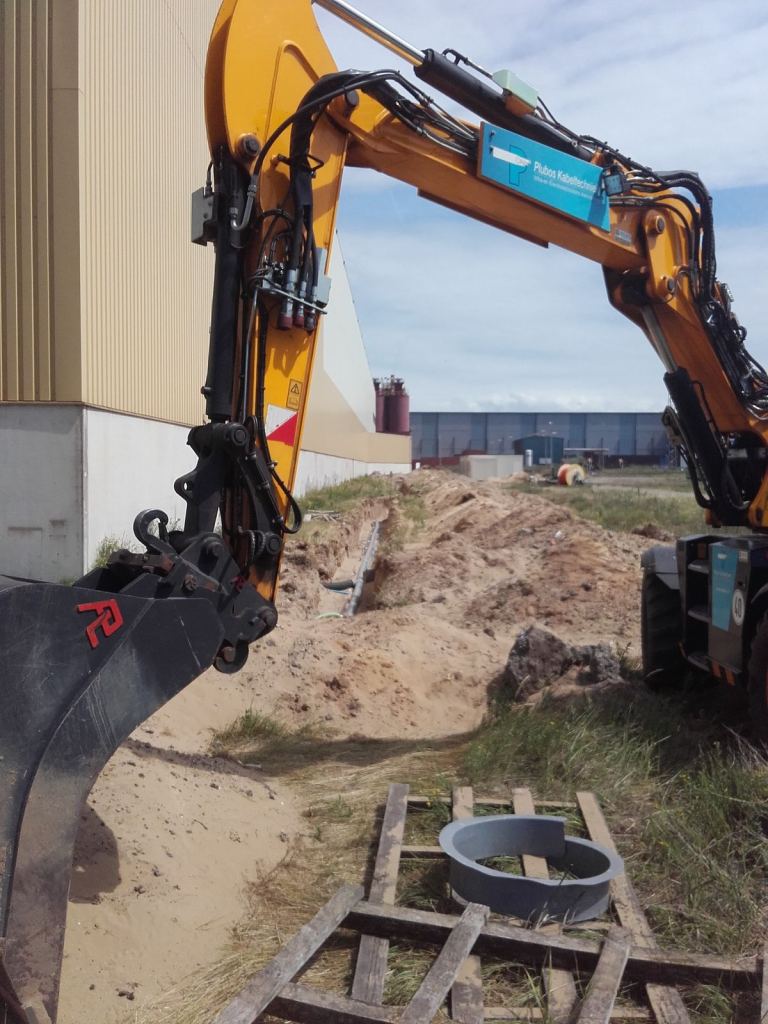 Graafmachine bij de fabriekshal