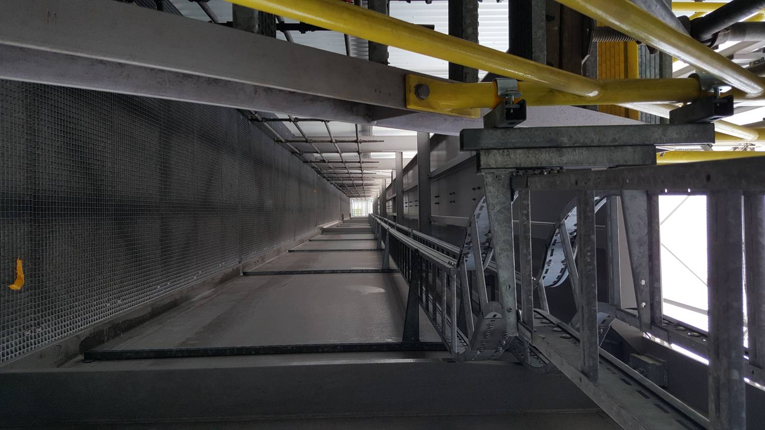 Kabelgoten onder een overkapping in een industrieel gebouw